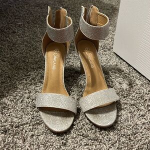 Super cute, glitter heels